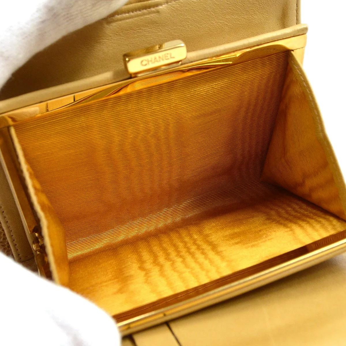 CHANEL 2000-2001 Beige Caviar Timeless Bifold Wallet AK38190h