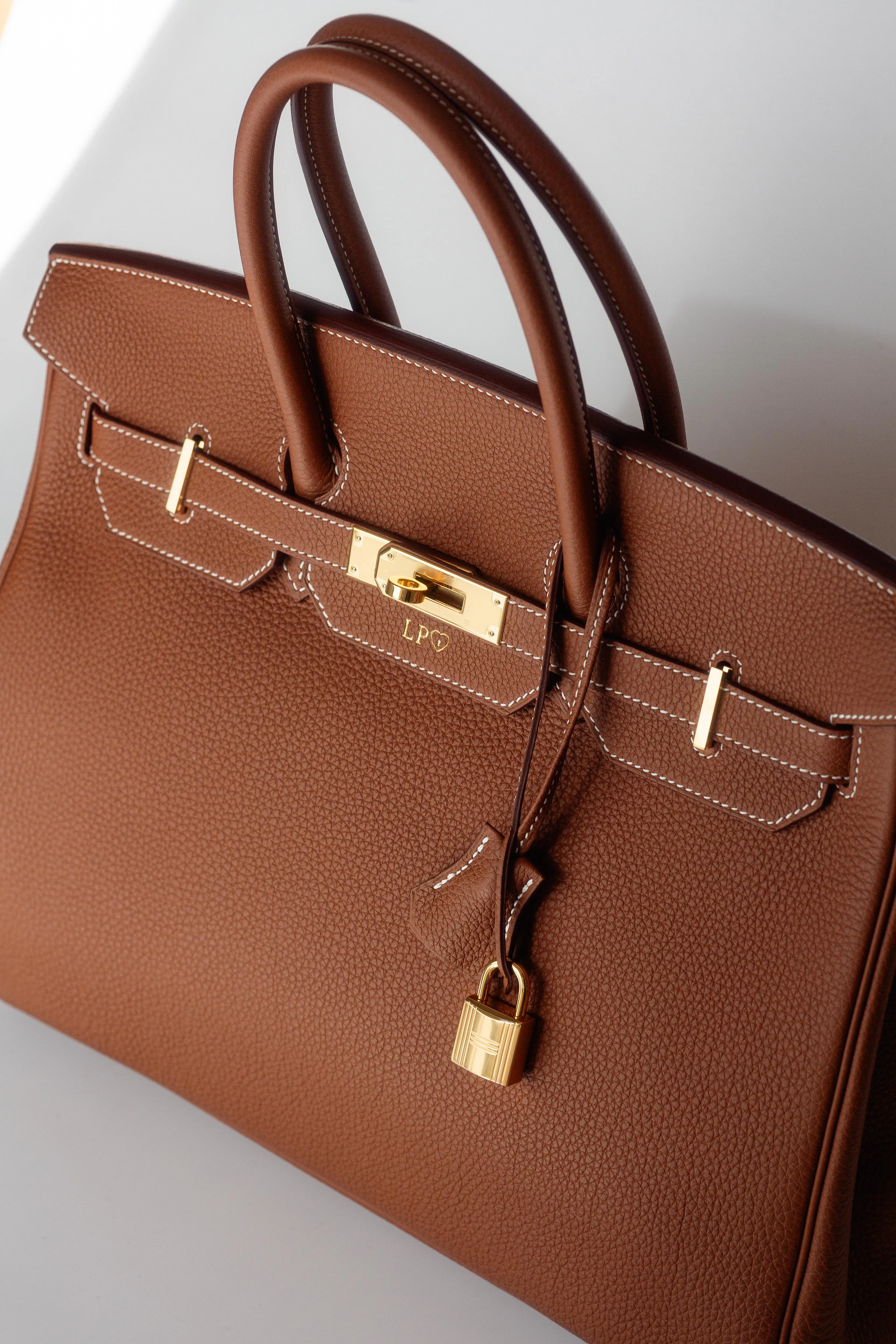 HERMÈS - BIRKIN 35 TOGO LEATHER HANDBAG IN GOLD WITH GOLD HARDWARE