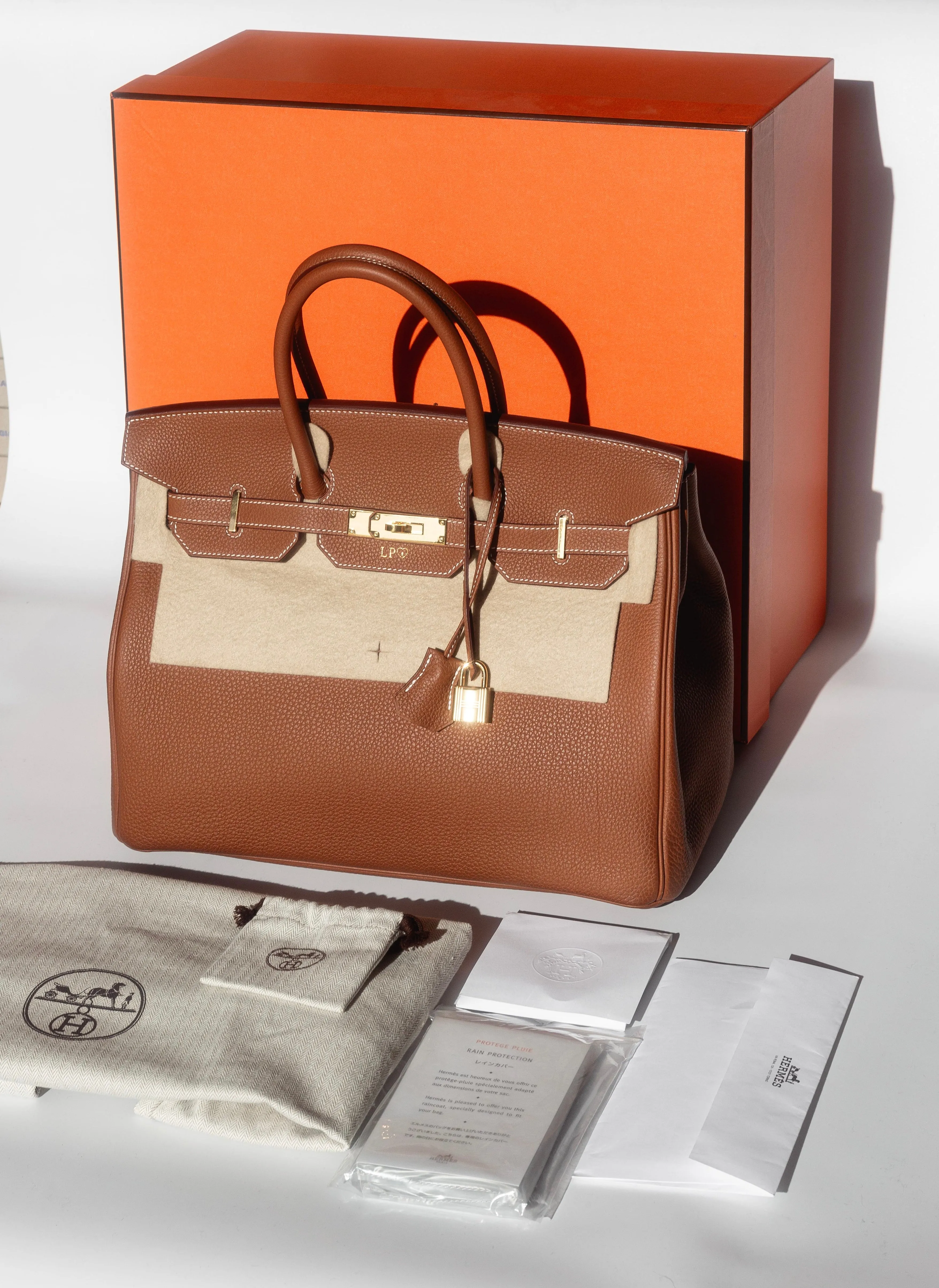 HERMÈS - BIRKIN 35 TOGO LEATHER HANDBAG IN GOLD WITH GOLD HARDWARE