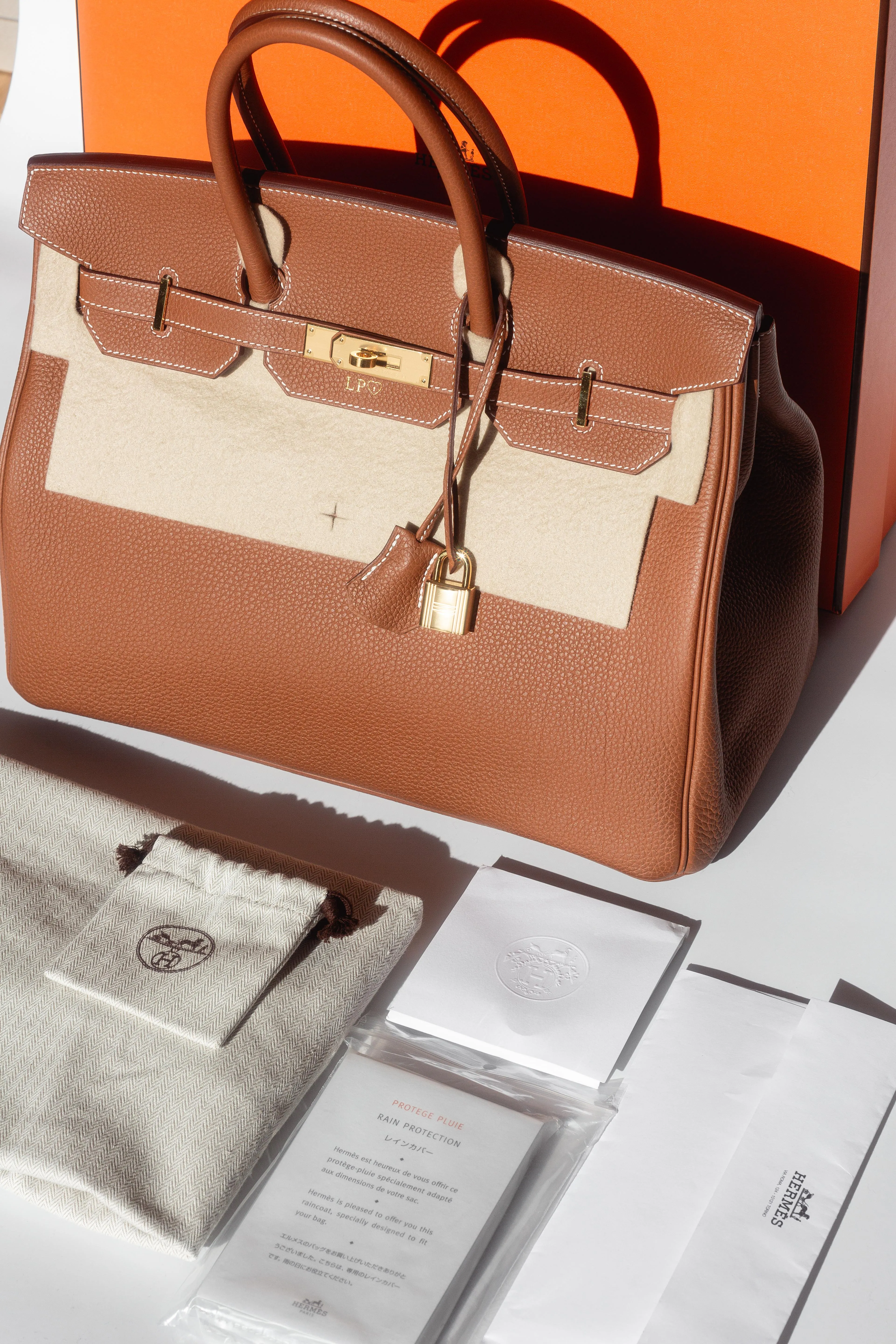 HERMÈS - BIRKIN 35 TOGO LEATHER HANDBAG IN GOLD WITH GOLD HARDWARE