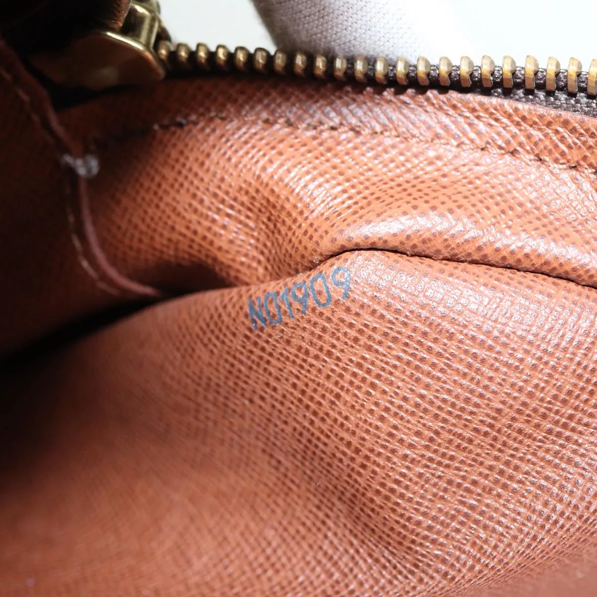 Trendy Inspired Louis Vuitton Monogram Blois Shoulder Bag M51221 Lv Auth 88694
